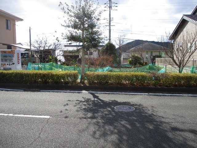 売土地　防府市自由が丘の前面道路含む現地写真