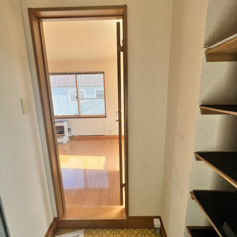 中西ビルの玄関