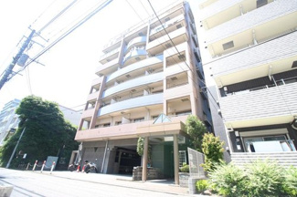 【外観】 | 爽やかな青空の下に贅沢なほどに降り注ぐ陽光、豊かな居住性と、クオリティが見事に調和した住空間は、喜びを感じさせてくれます♪