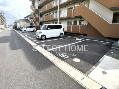 【駐車場】 | パークサイドスズキ | カースペースがあります