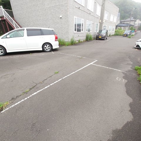 ロジメント純の駐車場