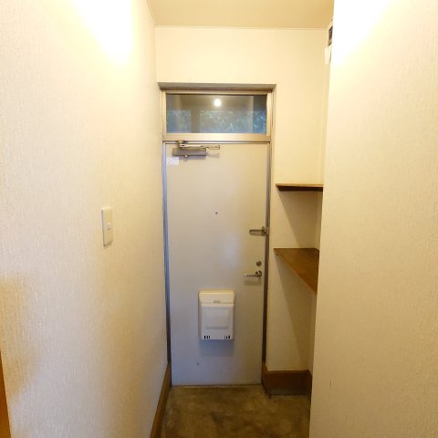 ロジメント純の玄関