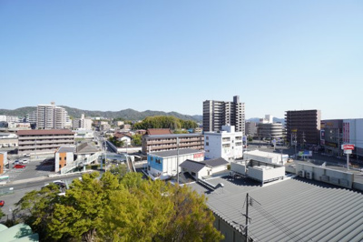 【展望】 | 【上質リフォーム】サンシティ西条7F | 【四季を感じる】
四季の移ろい・爽やかな青空や風を感じられ
自然を愉しめるパノラマビュー。
毎日の暮らしに余裕を感じさせてくれる、
遮る物の無い開放的な眺望を是非、ご堪能ください。