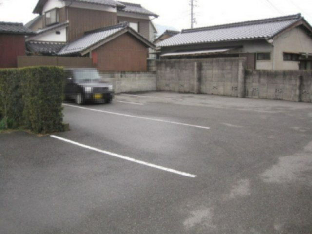 山口市道祖町の一戸建ての駐車場|駐車場があるので、車を買う予定の方も安心です