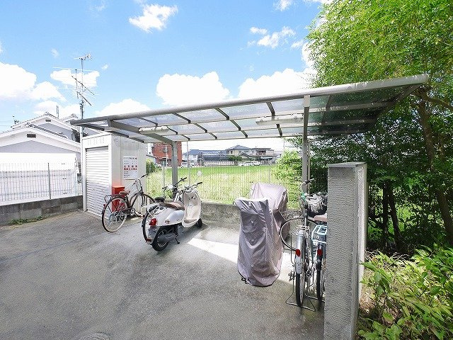 ｓｏｕｔｈｖｉｌｌａのその他共用部分|共用の屋根付き駐輪場です