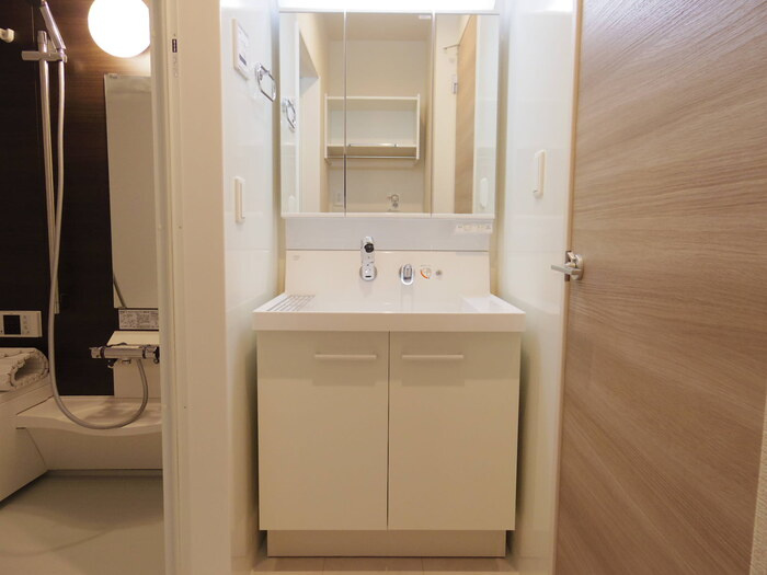 シャイニースカイコートの独立洗面台|三面鏡付洗面化粧台