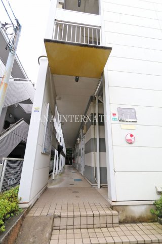 レオパレス学園東町のエントランス