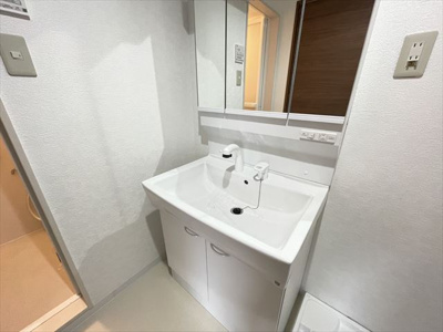 【洗面所】 | ブルーム楽音寺 | 忙しい朝には欠かせない三面鏡付き洗面所です