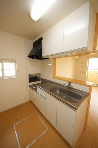 アスカ　Ｅ棟のキッチン|同施工会社同型タイプの別の角部屋です（募集は中部屋ですので小窓はございません）