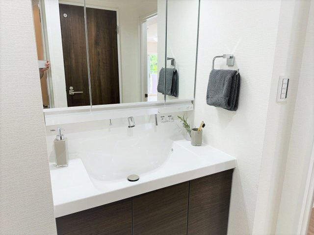 八王子パークヒル宇津木台　第二団地３号棟の独立洗面台|～新規交換済、３面鏡付きの独立洗面台　細々している物をスッキリ収納出来ます～