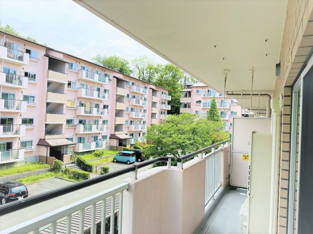 八王子パークヒル宇津木台　第二団地３号棟のバルコニー|～2ヶ所から出入り可能なバルコニーです～