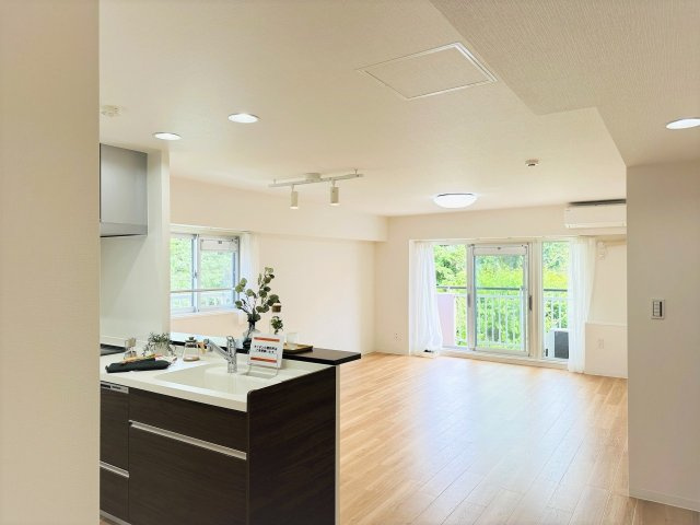 八王子パークヒル宇津木台　第二団地３号棟の居間・リビング|～15.2帖の明るいLDKで、家族団欒の時間をお過ごし頂けます～