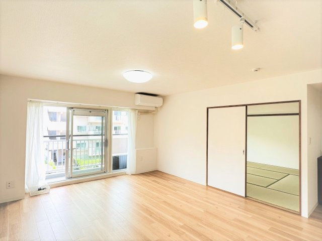 八王子パークヒル宇津木台　第二団地３号棟の居間・リビング|～15.2帖の明るいLDKで、家族団欒の時間をお過ごし頂けます～