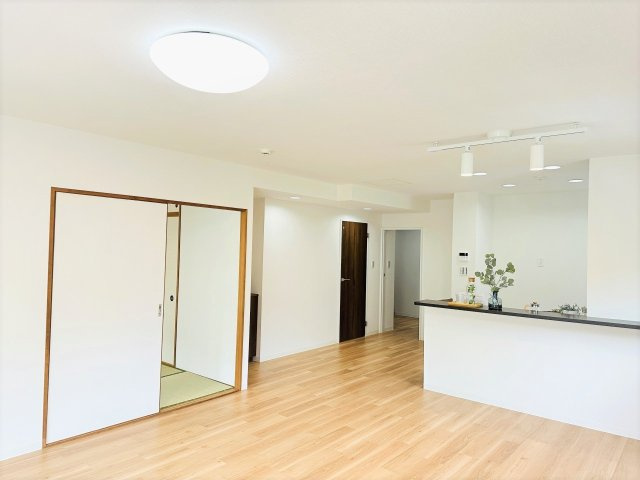 八王子パークヒル宇津木台　第二団地３号棟の居間・リビング|～15.2帖の明るいLDKで、家族団欒の時間をお過ごし頂けます～