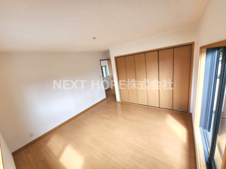 【洋室】 | 川西市丸山台２丁目中古戸建 | ２階洋室１０帖です♪南向きバルコニーに面した明るく開放的な室内です！ぜひ現地でご確認ください！