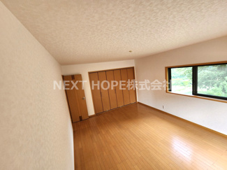 【洋室】 | 川西市丸山台２丁目中古戸建 | ２階洋室１０帖です♪大きなクローゼットも設けられており、たくさんのお洋服・小物が収納できます！室内を有効に使用していただけます(^^)