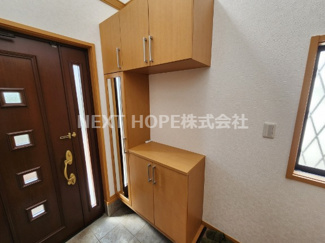 【玄関】 | 川西市丸山台２丁目中古戸建 | 玄関には大きなシューズBOXが設けられております♪ごかっぞくのたくさんの靴もスッキリ収納できます！