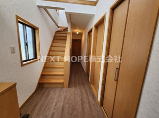 【玄関】 | 川西市丸山台２丁目中古戸建 | 玄関から室内です♪室内は令和５年８月末リフォーム済み！お待たせ無しで即ご入居していただけます(^^)素敵な室内をぜひ現地でご確認ください！