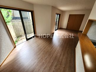 【居間・リビング】 | 川西市丸山台２丁目中古戸建 | ゆったり広々LDKは21.5帖の大空間です♪おうち時間ものんびり寛げる空間です！ぜひ現地でご覧ください(^^)お気軽にネクストホープ不動産販売までお問い合わせを！！