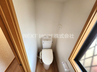 【トイレ】 | 川西市丸山台２丁目中古戸建 | トイレは１階・２階にもぅけられております♪温水洗浄便座です！こちらは１階部分のトイレです♪