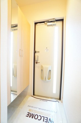 【玄関】 | ラ・リアンD棟 | ※同物件・反転タイプの写真です。