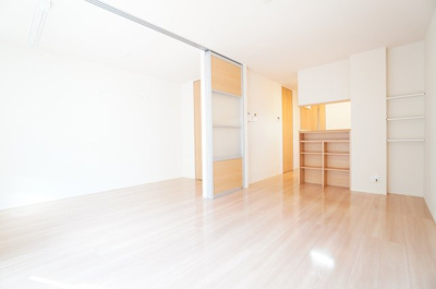 【居間・リビング】 | ラ・リアンD棟 | ※同物件・反転タイプの写真です。