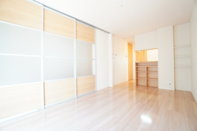 【居間・リビング】 | ラ・リアンD棟 | ※同物件・反転タイプの写真です。