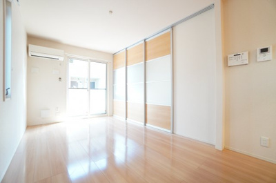 【居間・リビング】 | ラ・リアンD棟 | ※同物件・反転タイプの写真です。