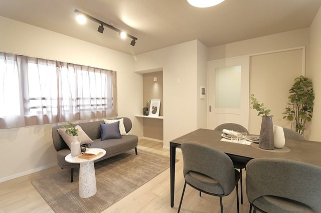 【居間・リビング】 | ユニ・アルス真田山南 | 【LDK：約12.1帖】※設置されている家具・小物・照明はディスプレイ用です。家具付きの販売ではございません。ご了承下さい。