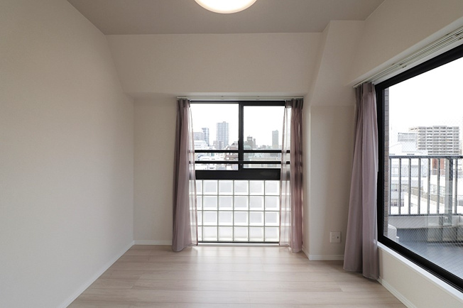 【寝室】 | ユニ・アルス真田山南 | 【洋室5.9帖】2面に開口部あり☆北側ルーフバルコニーに面しています☆