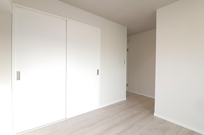 【寝室】 | ユニ・アルス真田山南 | 【洋室5.9帖】2ヶ所に収納、クローゼットとウォークインクローク完備です♪