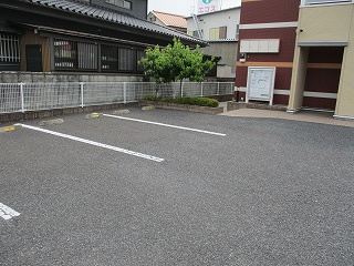 レオネクストクレディの駐車場
