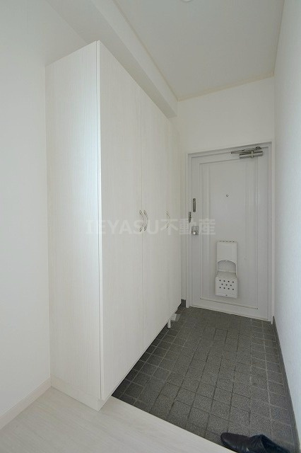 広島市中区江波二本松２丁目の賃貸マンションの玄関