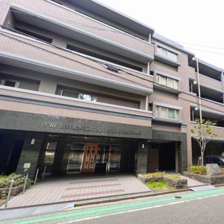 【外観】 | 箱崎線と鹿児島本線のWアクセスで、フットワークが軽くなりますね♪ 徒歩圏内に生活利便施設が充実しているので、長く快適に暮らしていただけます。敷地内駐車場空きがあるのも嬉しいポイントです♪