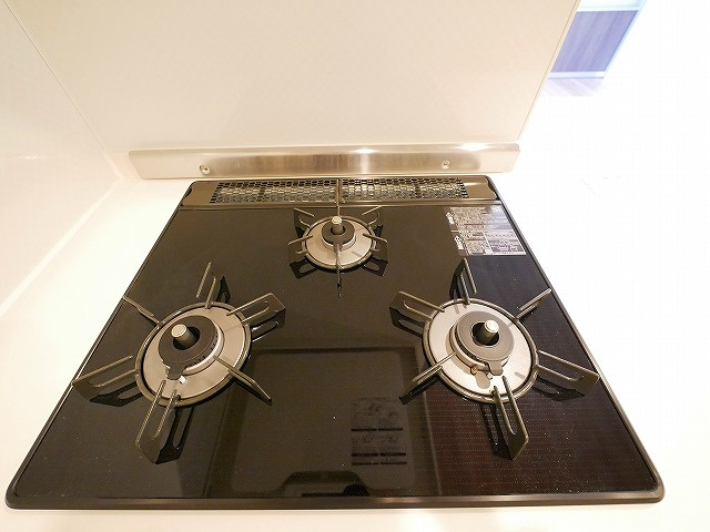 D-ROOMホクレアのキッチン|3口コンロは嬉しいですね
