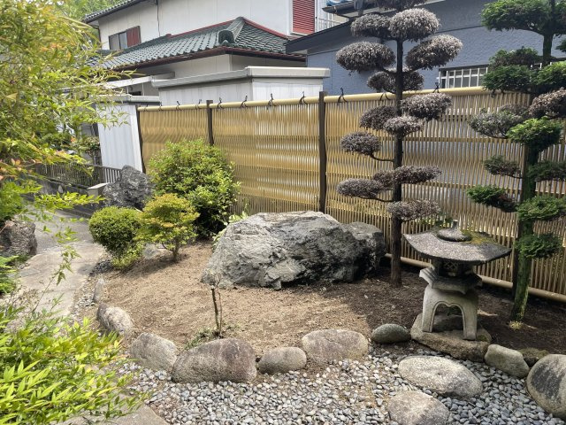 知多市にしの台1丁目の庭