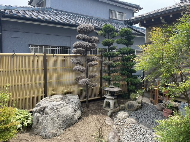 知多市にしの台1丁目の庭