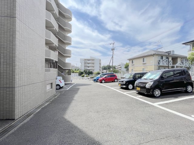 ライオンズマンション春日若葉台の駐車場