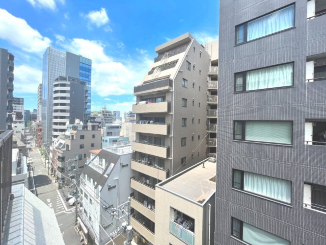 【展望】 | 元浅草リリエンハイム | 【 View 】
木の暖かさをより感じさせてくれる太陽の光、一日の始まりを心地よく演出してくれます。窓から入る気持ちのいい風で、活力がみなぎることでしょう。