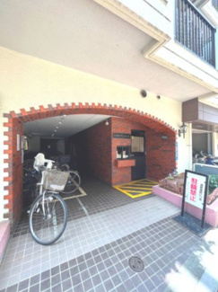 【エントランス】 | 【 Entrance 】
居住者の帰りを最初に待っていてくれるエントランス。その佇まいとは裏腹に、入ると静寂な空間が続いています。プライベートがしっかりと守られている証です。