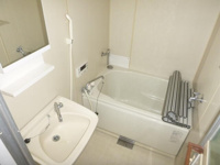 明るい色調のバスルームです