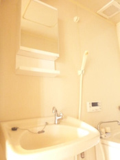 便利な鏡付浴室内洗面台です