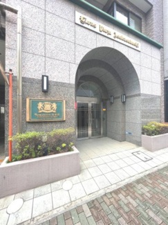 【エントランス】 | 【 Entrance 】
オートロックが完備されているエントランスは居住者の安全安心を保ってくれています。広くゆとりのあるエントランスは居住者の帰りを心地よく迎え入れてくれます。