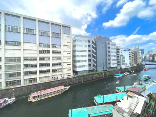 【展望】 | ライオンズプラザ浅草橋 | 【 View 】
彼方に広がる壮大な景色。美味しい空気を胸いっぱいに吸い込んで気持ちのリセットに。心地のいい開放的な時間が、暮らしにゆとりと充実感をもたらしてくれます。