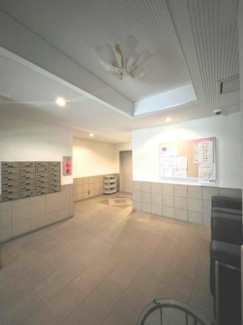 【エントランス】 | 【 Entrance 】
居住者の帰りを最初に待っていてくれるエントランス。その壮大な佇まいとは裏腹に、入ると静寂な空間が続いています。プライベートがしっかりと守られている証です。