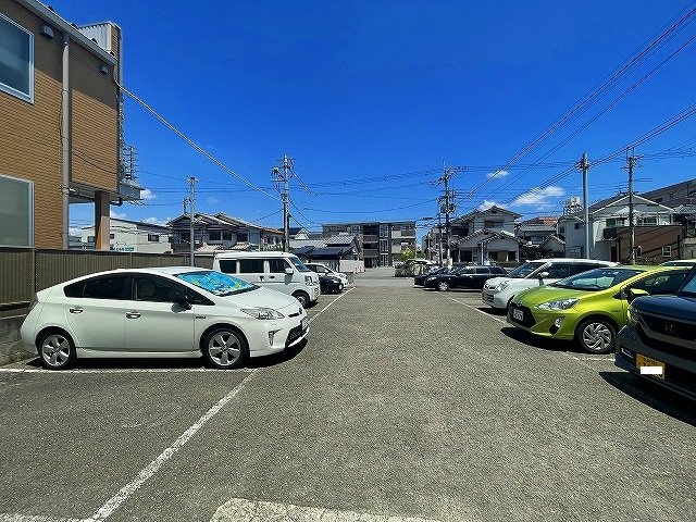 アーバンハウスファミール・ハイの駐車場|駐車場があるので、車を買う予定の方も安心です