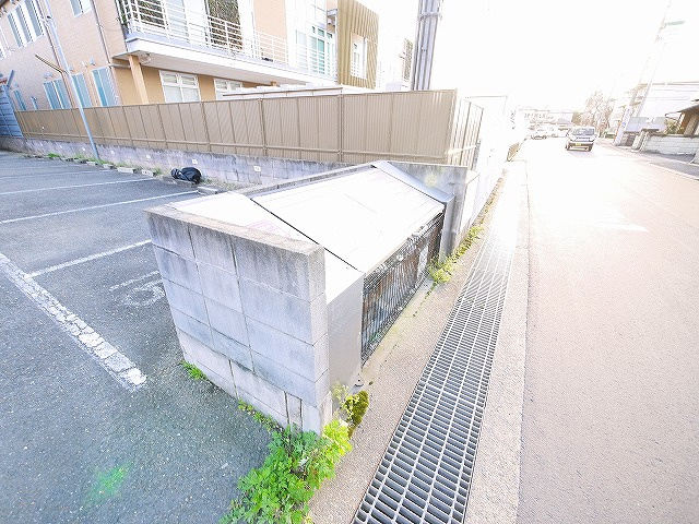 アーバンハウスファミール・ハイのその他共用部分|敷地内ゴミ置き場