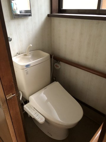 西条市安用土地建物【480】154.57㎡ 36.09坪のトイレ