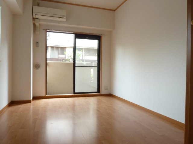 ヒルトップ前原の寝室|角部屋２面採光で明るいお部屋はいいですね