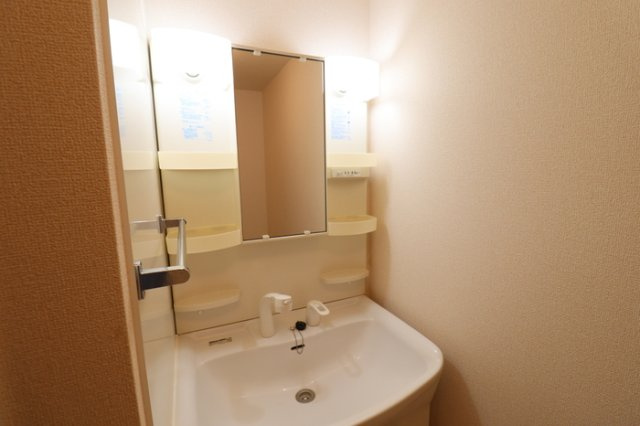 熊本市南区白藤４丁目のアパートの独立洗面台